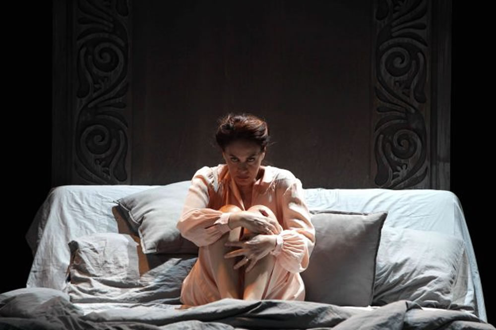 Al Teatro Eliseo: una maestosa Elena Sofia Ricci in “Vetri rotti”