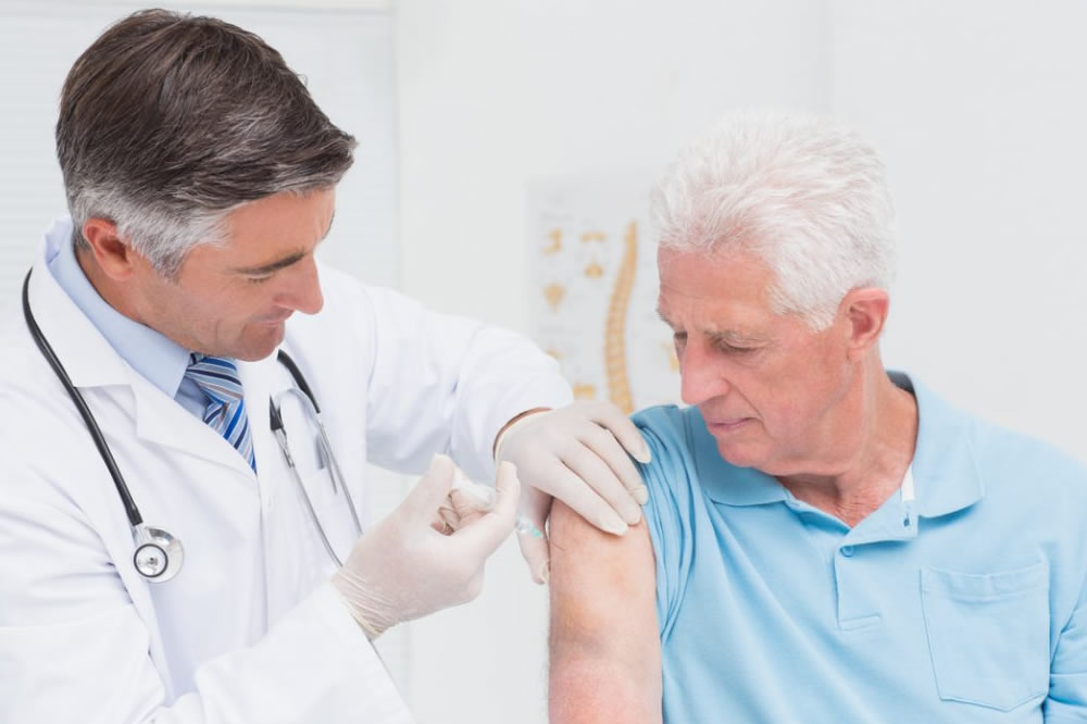 Vaccino Oxford Covid: immunità per gli anziani?